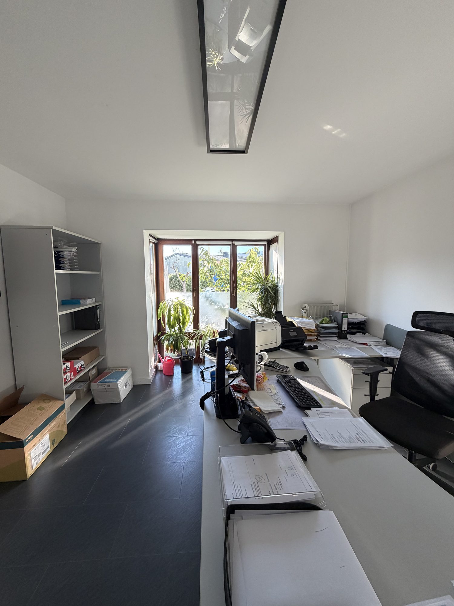 Helles Büro der AKOM-Verwaltung mit Erkerfenster