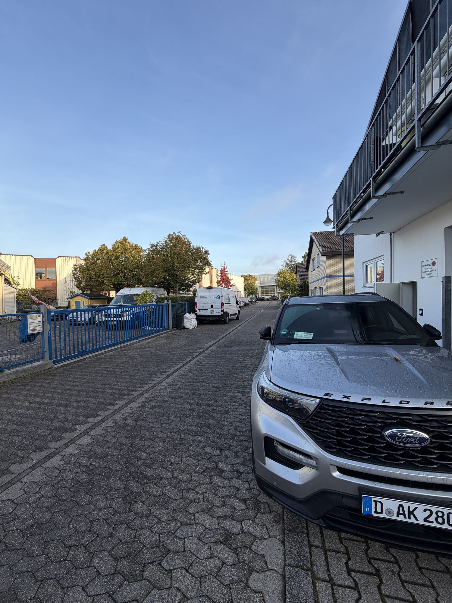Zufahrt zum AKOM-Firmensitz mit Dienstwagen
