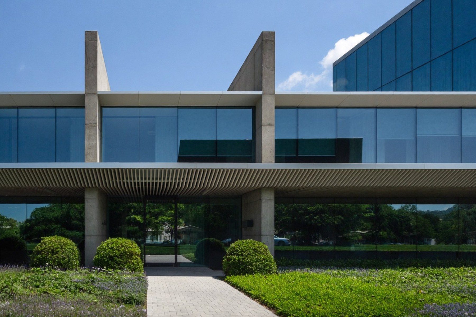 Bürogebäude mit Glasfassade und Vorplatz
